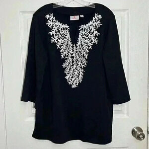 QUACKER FACTORY Black and white embroidered vine split neck top | size Large